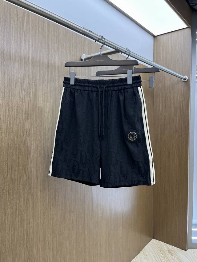 Cd 2540春夏新款男士休闲短裤 高端货简洁时尚大方 定制原版进口面料 简洁利落又清爽 品质做工细节经得起任何形式检验简约大方百搭款 上身优雅帅气，焕然一新的