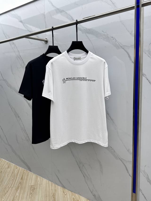 Mon*蒙口 2025Fw春夏新品圆领打底外穿T恤，立体感Logo常规半袖 活性纯棉打底T恤，棉，手感面糯有骨感，柔而有韧性。工艺处理，韧性和抗皱性能得到大幅度