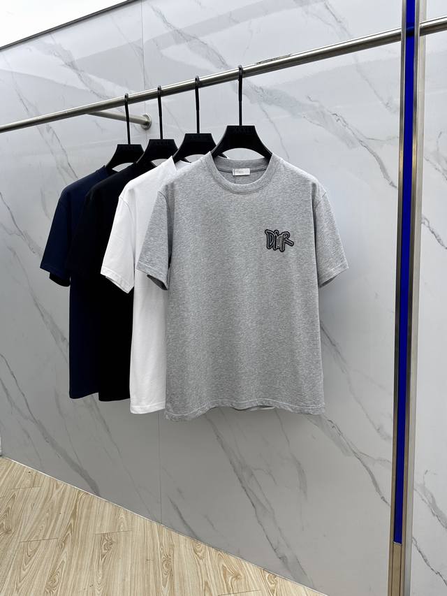 Dior*迪奥 2025Fw春夏新品圆领打底外穿T恤，立体感Logo常规半袖 活性纯棉打底T恤，棉，手感面糯有骨感，柔而有韧性。工艺处理，韧性和抗皱性能得到大幅