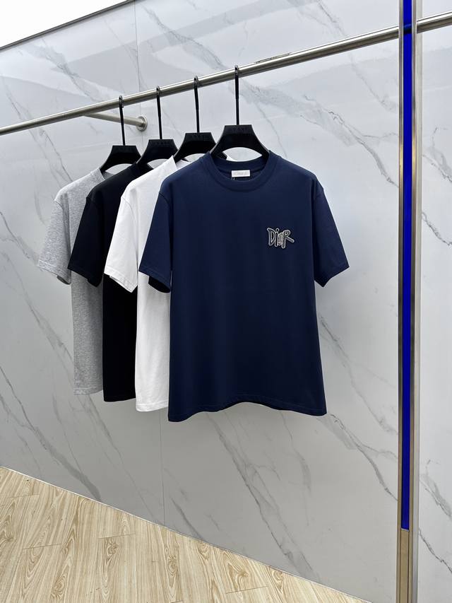 Dior*迪奥 2025Fw春夏新品圆领打底外穿T恤，立体感Logo常规半袖 活性纯棉打底T恤，棉，手感面糯有骨感，柔而有韧性。工艺处理，韧性和抗皱性能得到大幅
