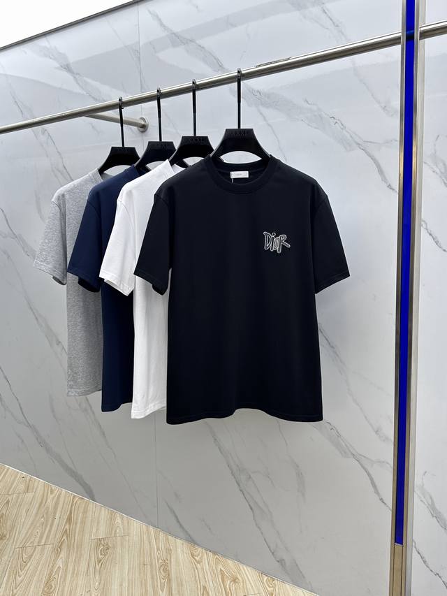 Dior*迪奥 2025Fw春夏新品圆领打底外穿T恤，立体感Logo常规半袖 活性纯棉打底T恤，棉，手感面糯有骨感，柔而有韧性。工艺处理，韧性和抗皱性能得到大幅