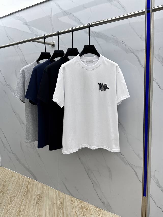 Dior*迪奥 2025Fw春夏新品圆领打底外穿T恤，立体感Logo常规半袖 活性纯棉打底T恤，棉，手感面糯有骨感，柔而有韧性。工艺处理，韧性和抗皱性能得到大幅