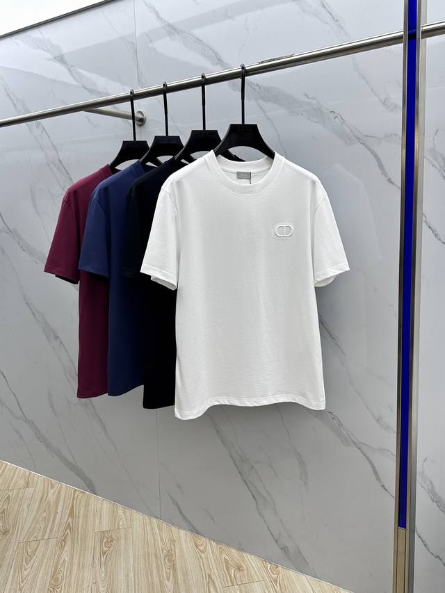 Christian Dior*迪奥 2025Fw春夏新品圆领打底外穿T恤，立体感Logo常规半袖纯棉打底，手感面糯有骨感，柔而有韧性。工艺处理，韧性和抗皱性能得