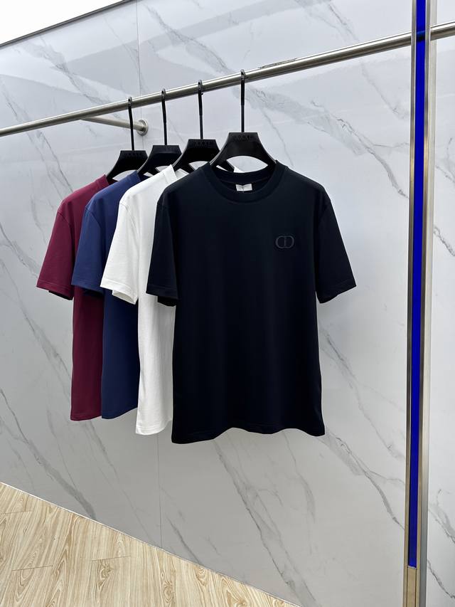 Christian Dior*迪奥 2025Fw春夏新品圆领打底外穿T恤，立体感Logo常规半袖纯棉打底，手感面糯有骨感，柔而有韧性。工艺处理，韧性和抗皱性能得