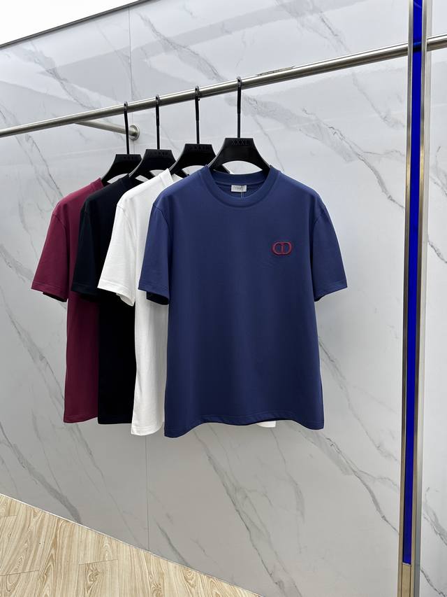 Christian Dior*迪奥 2025Fw春夏新品圆领打底外穿T恤，立体感Logo半袖纯棉打底，手感面糯有骨感，柔而有韧性。工艺处理，韧性和抗皱性能得到大