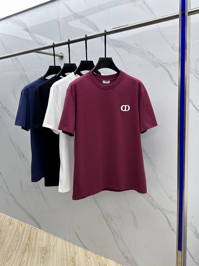 Christian Dior*迪奥 2025Fw春夏新品圆领打底外穿T恤，立体感Logo半袖纯棉打底，手感面糯有骨感，柔而有韧性。工艺处理，韧性和抗皱性能得到大
