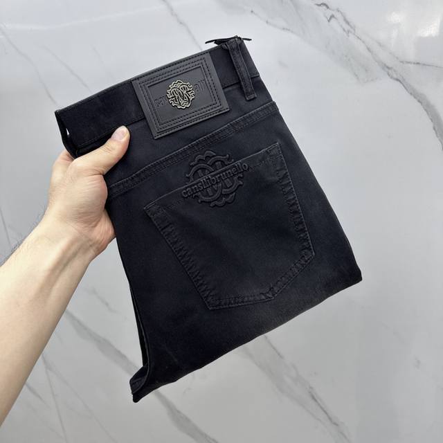 卡瓦利 高端定制、2025早春薄款最新款牛仔裤 柜台同步发售 小直筒版型，进口固色面料 原版定制复刻 客供五金辅料 原单品质 重工洗水 做工走线精细 上身绝佳！