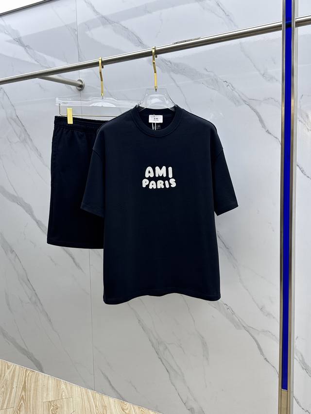 Ami 2025春夏最新款套装，男女款 贸易公司渠道稀出，同步官网发售！基本每一季都会有它的背影所在，期待着所有潮男潮女们的演绎！此款选用客供顶级纯棉洗水材质打