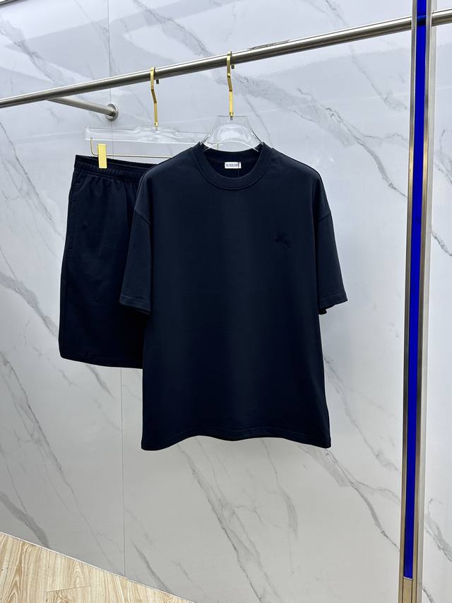 Burberry*巴宝莉 2025春夏最新款套装，男女款 贸易公司渠道稀出，同步官网发售！基本每一季都会有它的背影所在，期待着所有潮男潮女们的演绎！此款选用客供