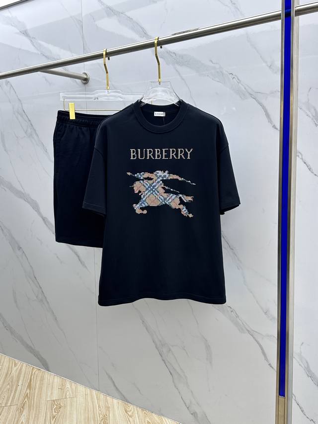 Burberry*巴宝莉 2025春夏最新款套装，男女同款 贸易公司渠道稀出，同步官网发售！战马印花烫钻。基本每一季都会有它的背影所在，期待着所有潮男潮女们的演