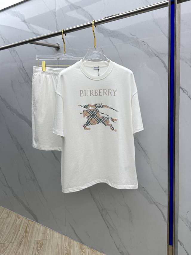 Burberry*巴宝莉 2025春夏最新款套装，男女同款 贸易公司渠道稀出，同步官网发售！战马印花烫钻。基本每一季都会有它的背影所在，期待着所有潮男潮女们的演