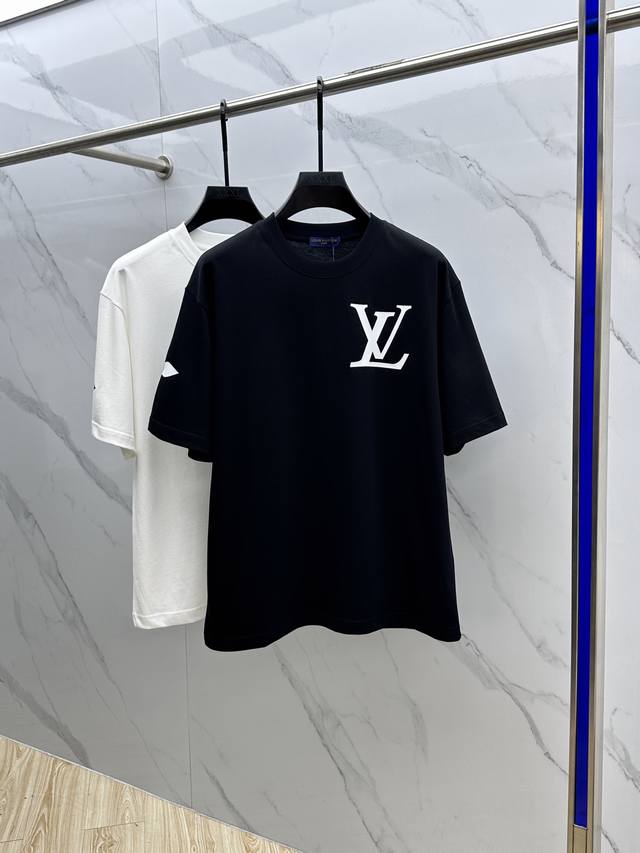 Louis Vuitto*路易威登 2025Fw春夏新品圆领打底外穿T恤，立体感Logo微廓形半袖纯棉打底，手感面糯有骨感，柔而有韧性。工艺处理，韧性和抗皱性能