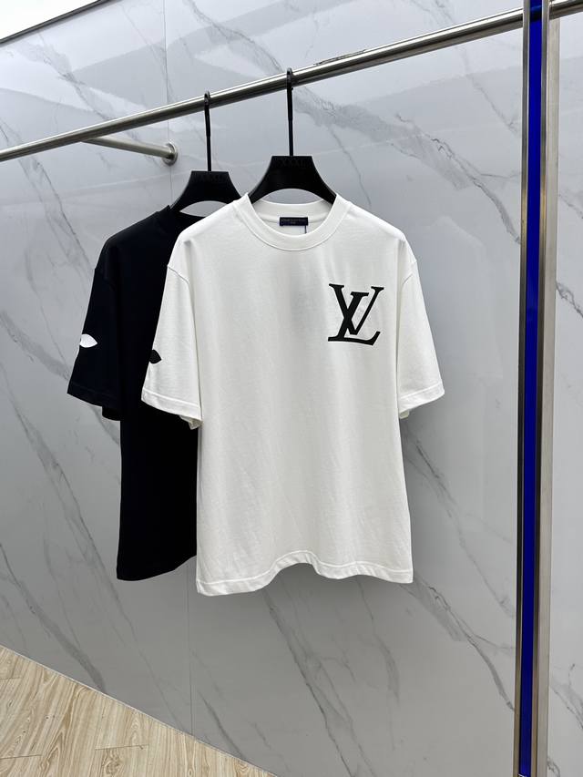 Louis Vuitto*路易威登 2025Fw春夏新品圆领打底外穿T恤，立体感Logo微廓形半袖纯棉打底，手感面糯有骨感，柔而有韧性。工艺处理，韧性和抗皱性能