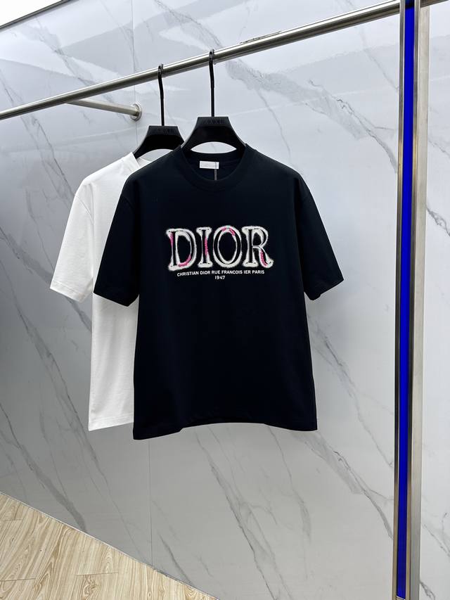Christian Dior 迪奥 2025Fw春夏新品圆领打底外穿T恤，立体感Logo微廓形半袖260克活性纯棉打底T恤，棉，手感面糯有骨感，柔而有韧性。工艺