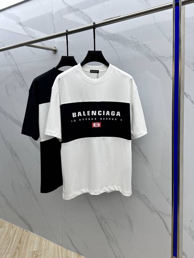 Balenciag*巴黎 2025Fw春夏新品圆领打底外穿T恤，立体感Logo微廓形半袖纯棉打底，手感面糯有骨感，柔而有韧性。工艺处理，韧性和抗皱性能得到大幅度