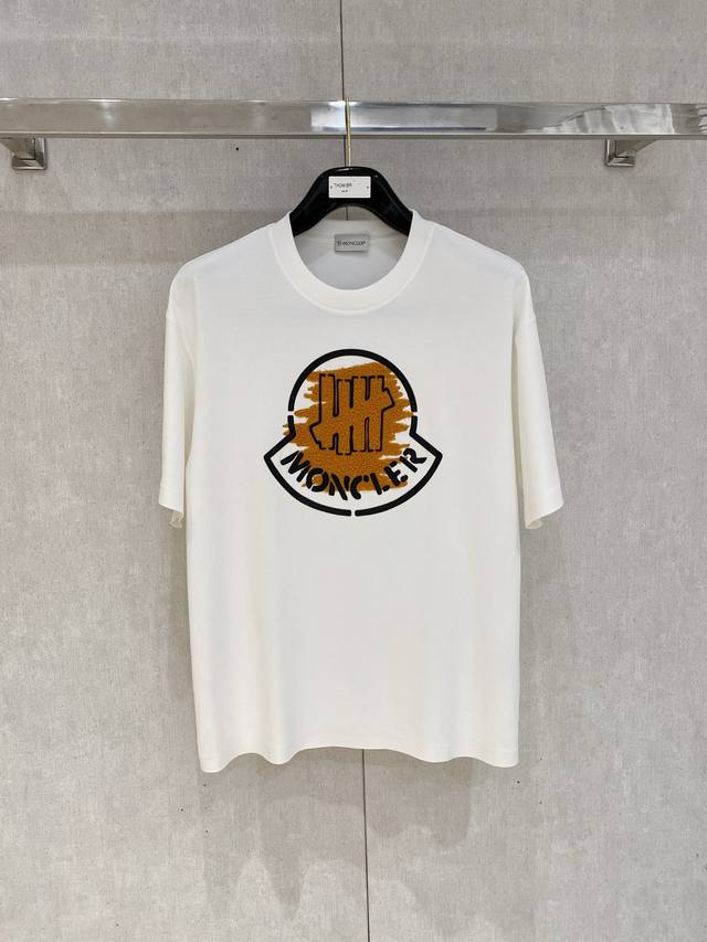 蒙口高定面料 250克纯棉 2025蛇年春夏专柜新品短袖时尚经典圆领短袖袖口下摆采用无痕设计 时尚单品设计，更加时尚舒适，高标准定制，上身非常有型，胸前品牌经典