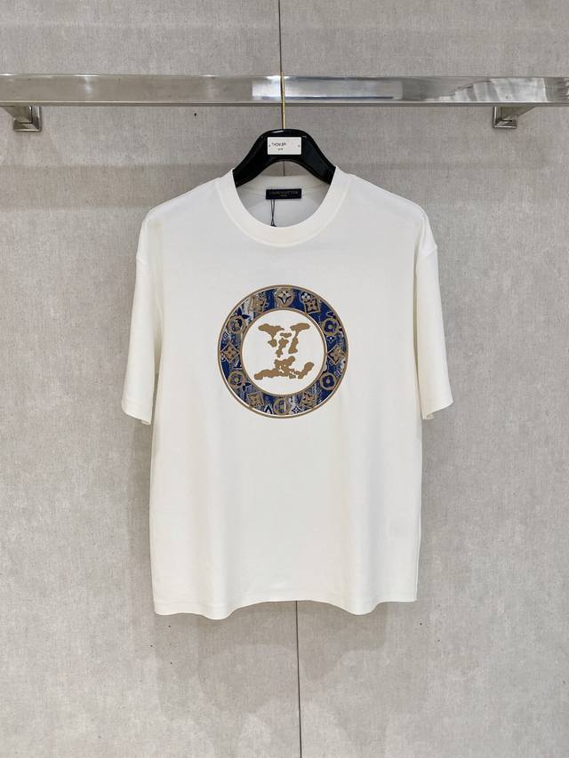 Lv高定面料 250克纯棉 2025蛇年春夏专柜新品短袖时尚经典圆领短袖袖口下摆采用无痕设计 时尚单品设计，更加时尚舒适，高标准定制，上身非常有型，胸前品牌经典