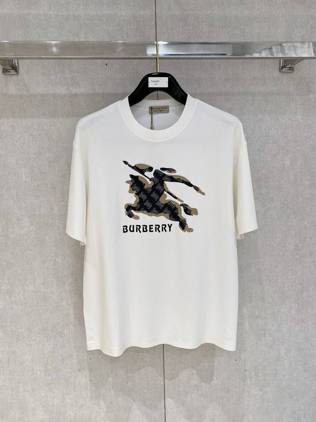 巴宝莉高定面料 250克纯棉 2025蛇年春夏专柜新品短袖时尚经典圆领短袖袖口下摆采用无痕设计 时尚单品设计，更加时尚舒适，高标准定制，上身非常有型，胸前品牌经