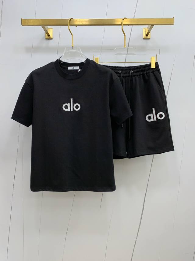 Alo高端定制 2025春夏新款首发专柜最新款短袖短裤休闲套装 高端订制 设计前卫时尚！品牌Logo重工艺设计 高端定制纯棉面料.手感柔软.穿着舒适.专柜级别精