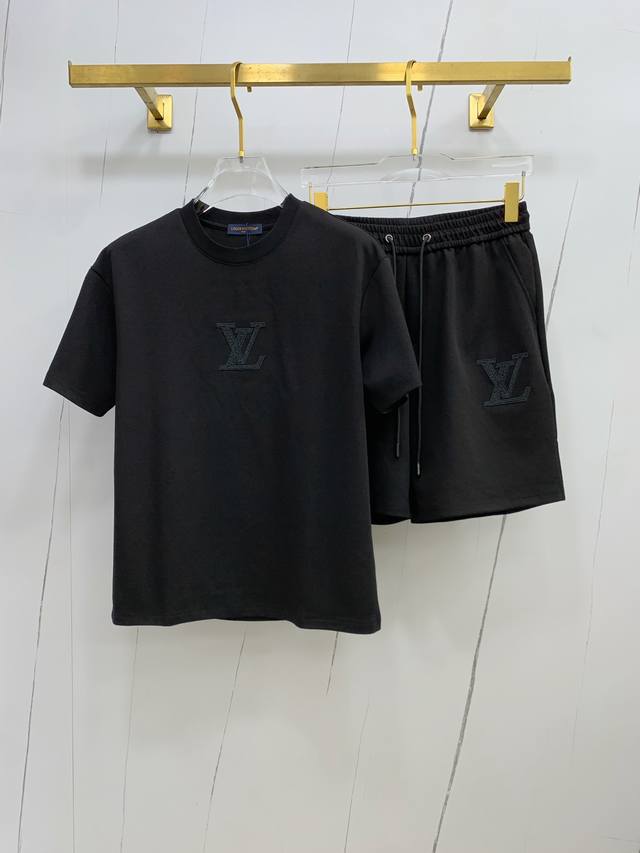Lv高端定制 2025春夏新款首发专柜最新款短袖短裤休闲套装 高端订制 设计前卫时尚！品牌Logo重工艺设计 高端定制纯棉面料.手感柔软.穿着舒适.专柜级别精致