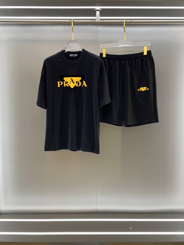 普拉达 Prada 高端定制设计 2025春夏新款首发专柜最新款短袖短裤休闲套装 裤子拼接版型超好 重工凹凸图案设计 高端纯棉订制 设计前卫时尚！品牌Logo重
