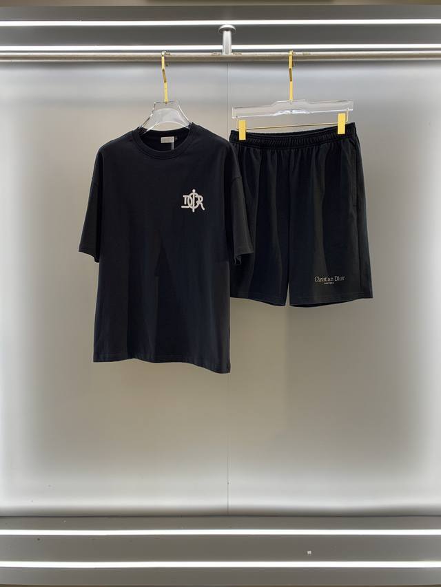 迪奥 Dior高端定制设计 2025春夏新款首发专柜最新款短袖短裤休闲套装 裤子拼接版型超好 重工凹凸图案设计 高端纯棉订制 设计前卫时尚！品牌Logo重工艺设