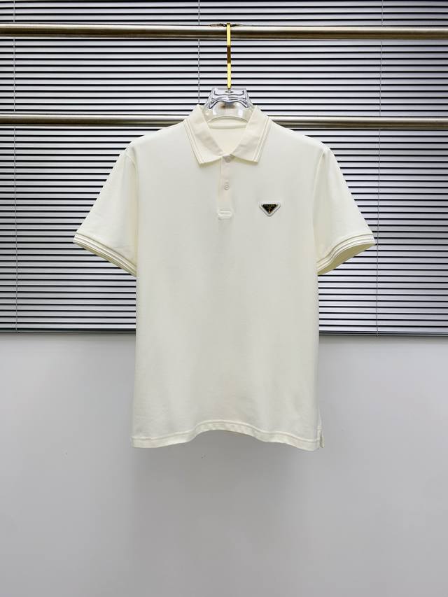 普拉达25Ss新款春夏短袖翻领T恤Polo，最高版本客供定制高端朱地面料简单时尚款，拼色螺纹超级好看！经典Logo简单大方的款式！满满的高级感，四季可穿。简欧风