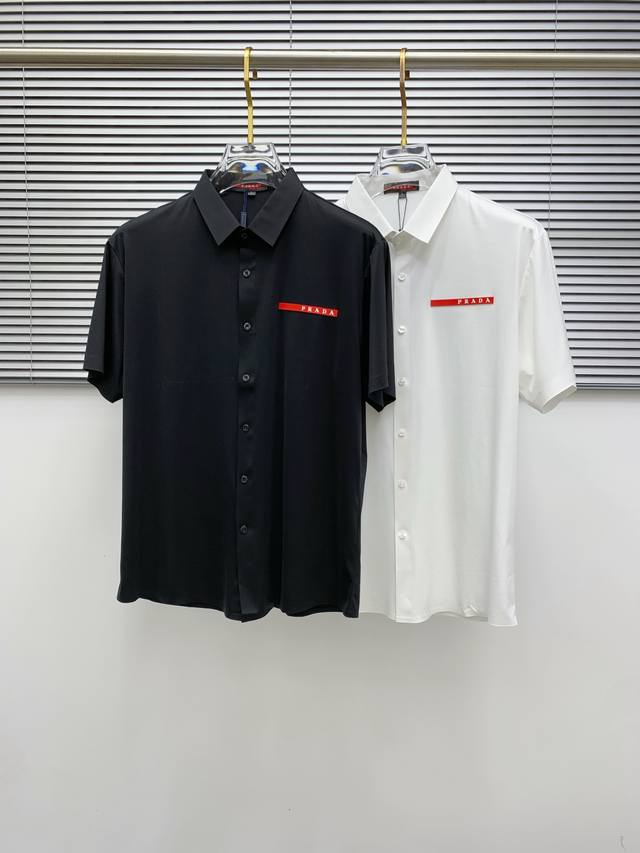 普拉达25Ss春夏新款翻领Polo。精选天丝棉贡缎棉料，舒适细腻带来极佳的亲肤感，同时吸湿透气，W方便打理。精工螺纹现织领口，修饰身形同时更不易变形，5与细节处