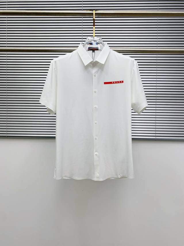 普拉达25Ss春夏新款翻领Polo。精选天丝棉贡缎棉料，舒适细腻带来极佳的亲肤感，同时吸湿透气，W方便打理。精工螺纹现织领口，修饰身形同时更不易变形，5与细节处