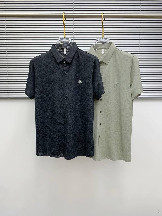 迪奥25Ss春夏新款翻领Polo。精选天丝棉贡缎棉料，舒适细腻带来极佳的亲肤感，同时吸湿透气，W方便打理。精工螺纹现织领口，修饰身形同时更不易变形，5与细节处体