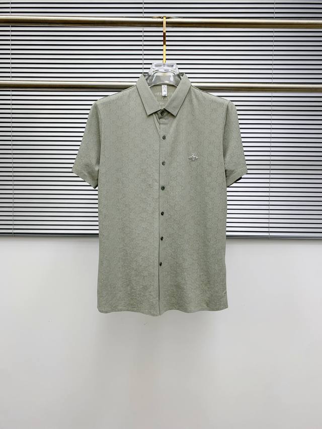 迪奥25Ss春夏新款翻领Polo。精选天丝棉贡缎棉料，舒适细腻带来极佳的亲肤感，同时吸湿透气，W方便打理。精工螺纹现织领口，修饰身形同时更不易变形，5与细节处体