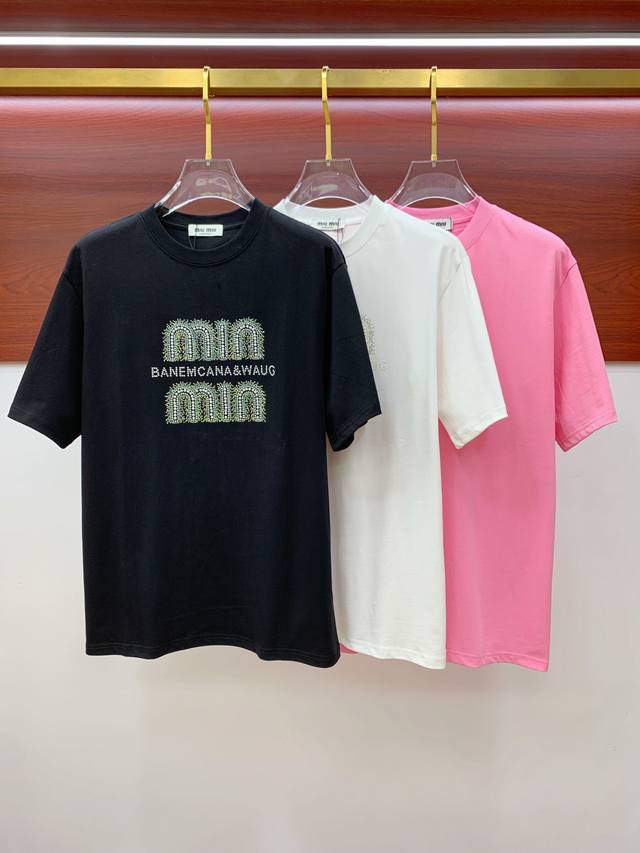 Miumiu2025夏季新款短袖T恤，个性艺术系列全网独家首发 百搭款细节处理完美纯棉面料十分精致 原版面料 网红明星同款高版本 高品质手感非常舒服 时尚又个性