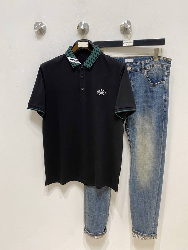 普拉达25Ss新款春夏短袖翻领T恤Polo，最高版本客供定制高端朱地面料简单时尚款，拼色螺纹超级好看！经典Logo简单大方的款式！满满的高级感，四季可穿。简欧风