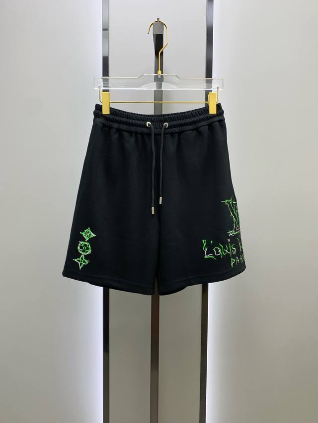 Lv2025春夏新款休闲短裤！官网同步发售。定制品牌经典Logo，定制面料，舒适度极好，手触感强烈。辨识度极高，完美品相工艺。 尺码：M-2Xl