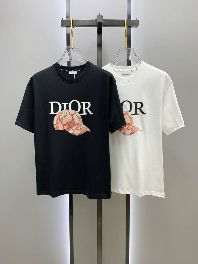 迪奥2025夏季新款短袖T恤，个性艺术系列全网独家首发 百搭款细节处理完美纯棉面料十分精致 原版面料 网红明星同款高版本 高品质手感非常舒服 时尚又个性 超级百
