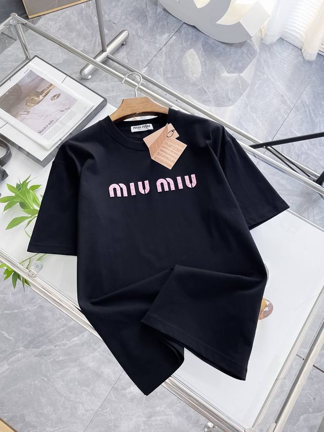 Ssmiumiu家纯棉最新面料经典标识图案Logo时尚简约潮流短袖，最顶级的品质专柜原单短袖，顶级制作工艺进口面料，专柜款独特设计，采用进口高端订制面料。官网在