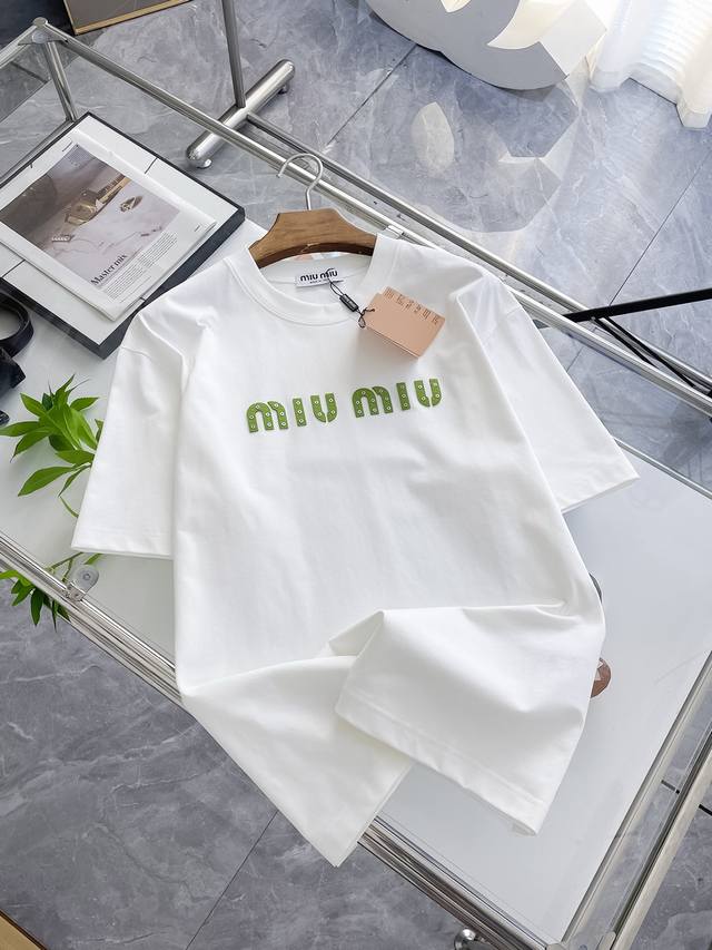 Ssmiumiu纯棉最新面料经典标识图案Logo时尚简约潮流短袖，最顶级的品质专柜原单短袖，顶级制作工艺进口面料，专柜款独特设计，采用进口高端订制面料。官网在售
