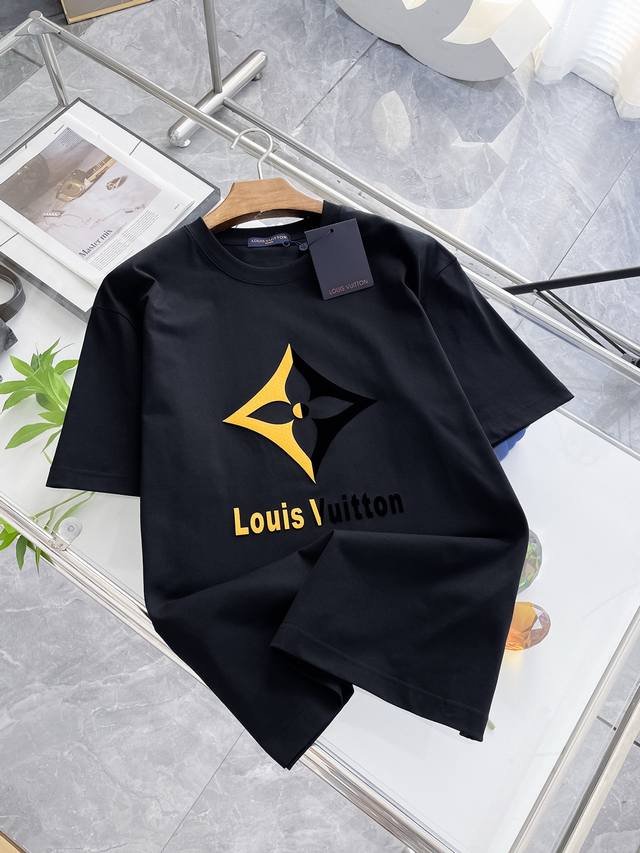 Sslv纯棉最新面料经典标识图案Logo时尚简约潮流短袖，最顶级的品质专柜原单短袖，顶级制作工艺进口面料，专柜款独特设计，采用进口高端订制面料。官网在售！面料版