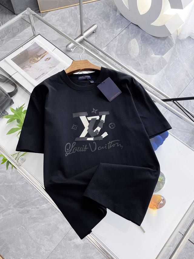 Sslv纯棉最新面料经典标识图案Logo时尚简约潮流短袖，最顶级的品质专柜原单短袖，顶级制作工艺进口面料，专柜款独特设计，采用进口高端订制面料。官网在售！面料版