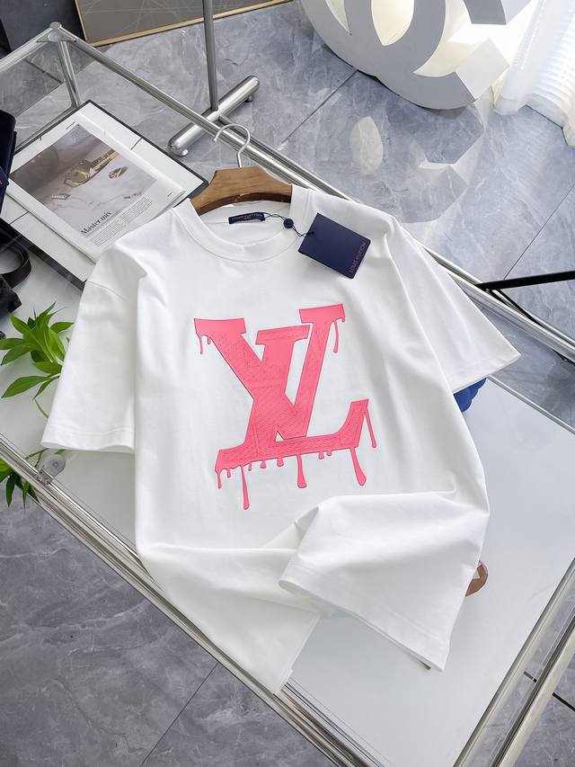 Sslv纯棉最新面料经典标识图案Logo时尚简约潮流短袖，最顶级的品质专柜原单短袖，顶级制作工艺进口面料，专柜款独特设计，采用进口高端订制面料。官网在售！面料版