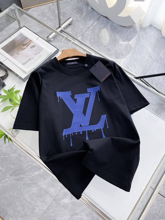 Sslv纯棉最新面料经典标识图案Logo时尚简约潮流短袖，最顶级的品质专柜原单短袖，顶级制作工艺进口面料，专柜款独特设计，采用进口高端订制面料。官网在售！面料版
