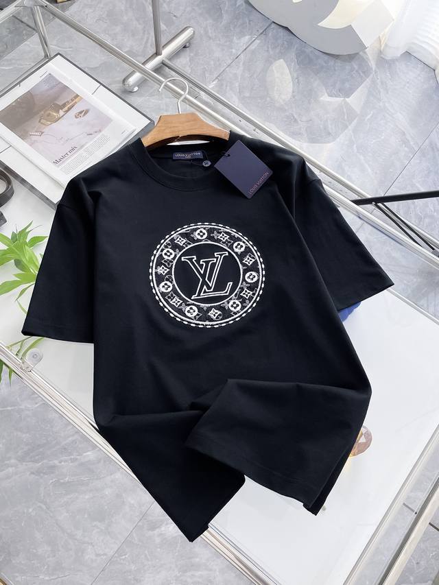 Sslv纯棉最新面料经典标识图案Logo时尚简约潮流短袖，最顶级的品质专柜原单短袖，顶级制作工艺进口面料，专柜款独特设计，采用进口高端订制面料。官网在售！面料版