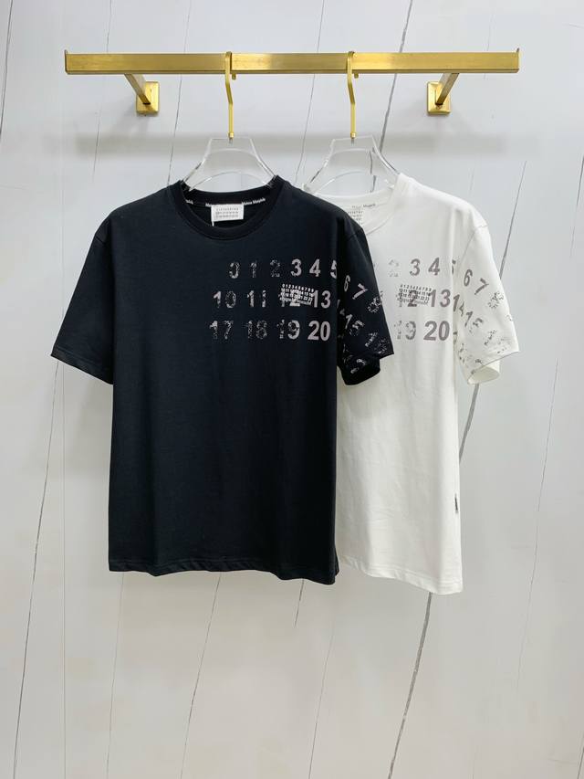 马吉拉2025夏季新款短袖T恤，个性艺术系列全网独家首发 百搭款细节处理完美纯棉面料十分精致 原版面料 网红明星同款高版本 高品质手感非常舒服 时尚又个性 超级