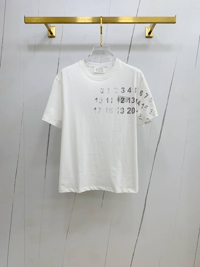 马吉拉2025夏季新款短袖T恤，个性艺术系列全网独家首发 百搭款细节处理完美纯棉面料十分精致 原版面料 网红明星同款高版本 高品质手感非常舒服 时尚又个性 超级