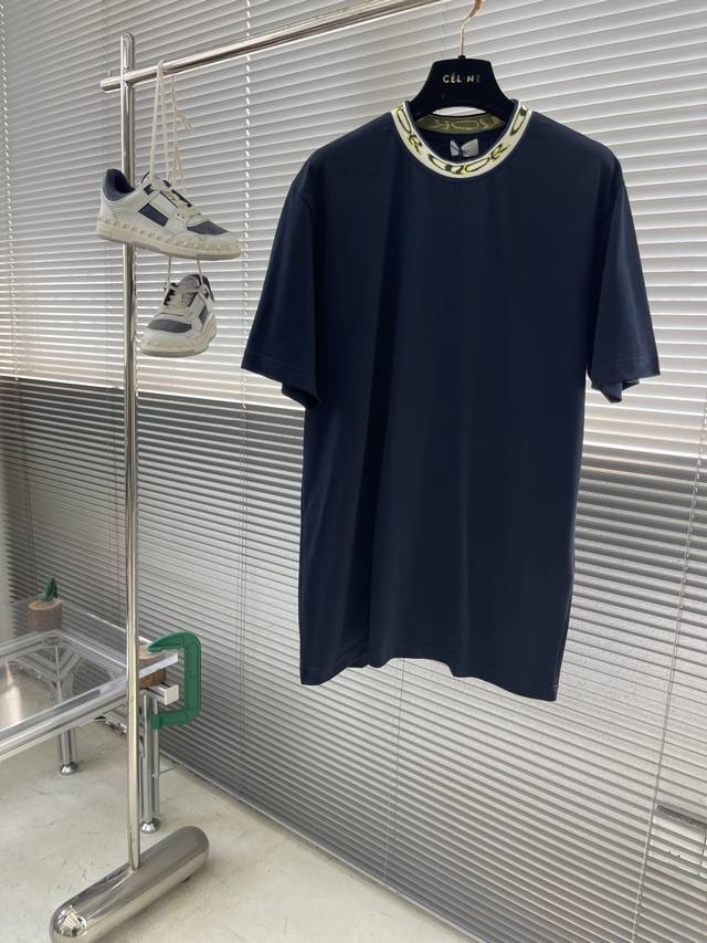 Dio 25Ss新款 T 恤是二零二五秋季男装系列新品，来自 Dio And Lewis Hamilton 限定系列。采用白色棉质平纹针织面料精心制作，罗纹领口