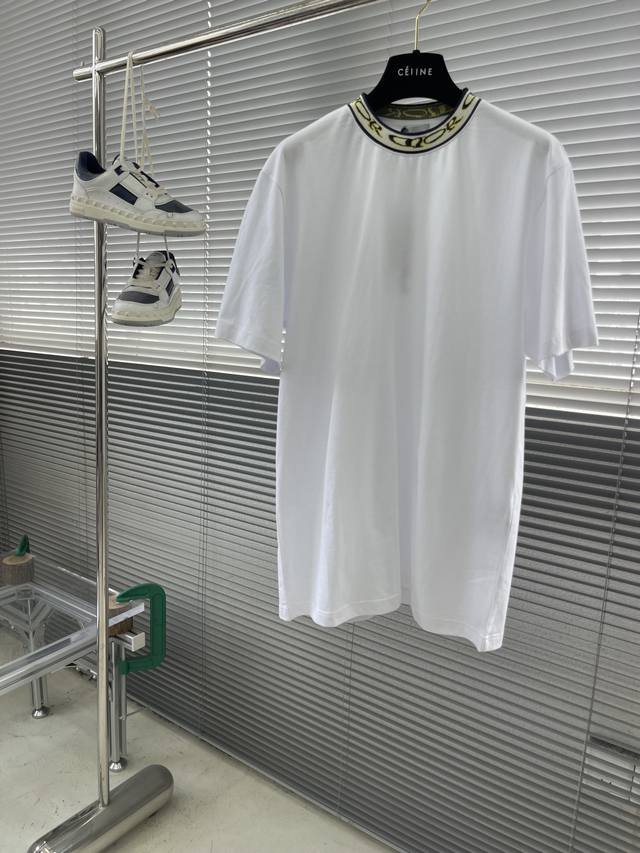 Dio 25Ss新款 T 恤是二零二五秋季男装系列新品，来自 Dio And Lewis Hamilton 限定系列。采用白色棉质平纹针织面料精心制作，罗纹领口