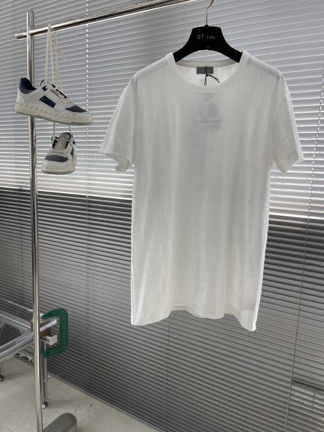 Dio 25Ss新款T恤衫，这款T恤是二零二五秋季男装系列新品，饰以经典的Oblique印花。采用棉质平纹针织面料精心制作，通体饰以剪线提花工艺 Oblique