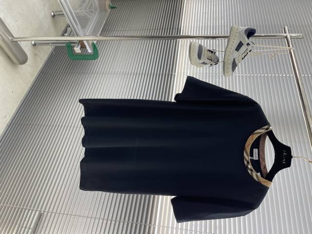 Bbr 25Ss新款格纹装饰棉质T恤衫 这款T恤衫选用平织棉面料打造，呈现休闲版型。融入Bur 格纹饰带设计，以品牌标志性沙色演绎。 码数：S M L Xl 衣