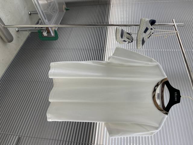 Bbr 25Ss新款格纹装饰棉质T恤衫 这款T恤衫选用平织棉面料打造，呈现休闲版型。融入Bur 格纹饰带设计，以品牌标志性沙色演绎。 码数：S M L Xl 衣