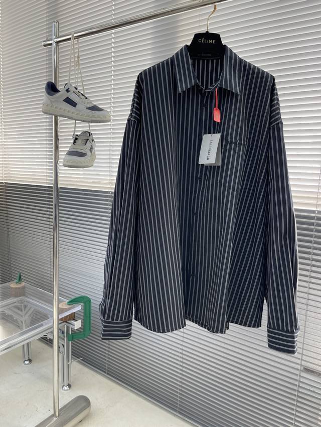 Balenciag 刺绣双层叠穿衬衫 定制韵致黑白棉府锦缎 色织2000米起订 6级高牢度染纱 质感卓越 舒适贴肤 以经典黑白条纹交替编织 流畅的线条勾勒出穿着